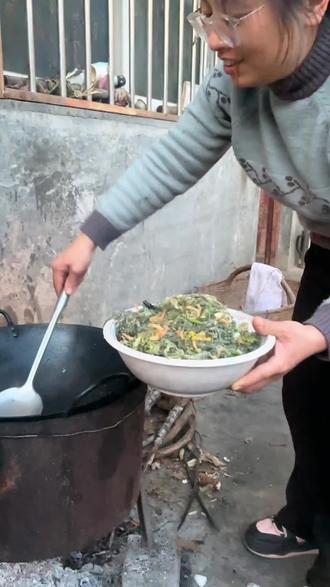 不管蒸啥蒸菜这样做不粘不坨#农村人的美食生活 #创作者中心 #创作灵感 #野菜美食 #白蒿