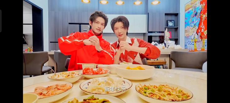 上次直播许愿了情人节的烛光晚餐,真棒🫶
郝熠然好全能,颠勺简直男友力爆棚,云旗的情绪价值真到位,配一脸
今年情人节很温馨,继续保持