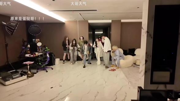 就是猛猛打#团播名场面 #大型多人在线角色扮演 #一屋子美女 #子圣#子圣viog日常