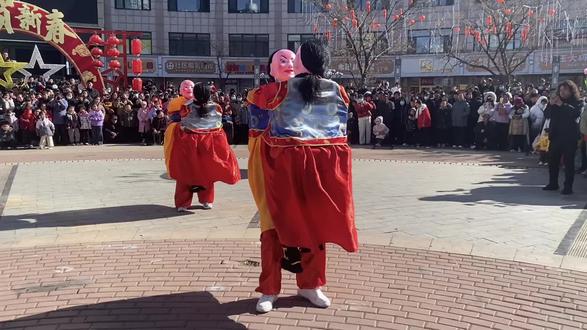 滦平05广场高跷演岀#二贵摔跤 #高跷表演 #视频有点长请大家耐心看哦 #上热门 @DOU+小助手