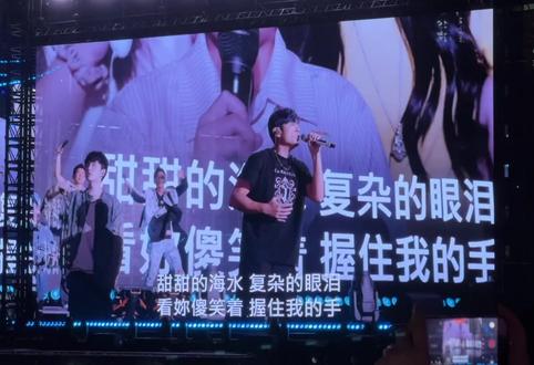 甜甜的海水 复杂的眼泪 真实的感觉,后知后觉恍然大悟,这两句歌词哥是真不唱啊。20251011嘉年华上海尾场#白色风车 #周杰伦田馥甄 过期糖真好磕