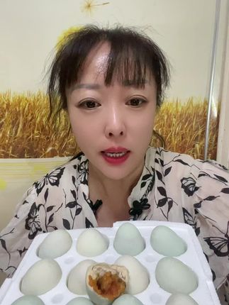 鄱阳湖爆油咸鸭蛋营养草木灰腌制祼咸鸭蛋#太好吃了 #好吃不贵经济实惠 #爆油咸鸭蛋 #腌制咸鸭蛋 #爆款热卖中