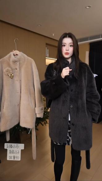 #毛绒大衣#高级感穿搭 #绵羊毛带腰带#氛围感穿搭 #我的魅力不止一面