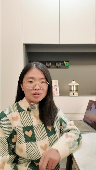 如果你生了双胞胎啊,怎么带才能轻松一点,如何熬过头半年的生存模式?
我家团宝和圆宝15个月了,由姥姥和奶奶带,这一路走来我真的有很多想跟大家分享的。
两个孩子的作息、喂养、人手、分工、工具,都决定了双胞胎是不是能越带越顺手;我盘点了一些实打实的经验,希望能帮到你们。
一、同步作息是关键
“双胞胎育儿黄金法则”:同吃、同睡、同玩。
同吃:月子期要同步喂奶,否则妈妈24小时都在喂,会身心俱疲。我们当时采用“亲喂+瓶喂+拍嗝”的固定流程,我、婆婆、老公三个人分工。
同睡:不要怕相互影响。两个孩子从出生就跟我一起睡,配合好其实更省心。白天同时午睡,老人也能一起休息。
同玩:在家用围栏+爬爬垫,出门用双人推车。两个一起玩比分开带更开心、更省事。
总结:从出生起就让他们“同时吃、同时睡、同时玩”,一切会顺得多。
二、喂养建议
不要强求纯母乳。奶量不足时不要给自己太大压力。我因追奶太累、情绪受影响,三个月后转奶粉喂养,宝宝也长得很好。
关键是妈妈要休息好、情绪好。
大月龄后尽早断夜奶。我们5个多月断夜奶后,全家都轻松了。
三、人手安排
不同阶段需要不同配置:
月子期:3v3(三人照顾产妇+双胞胎)
一人管产妇与家人餐食
两人负责宝宝喂奶、哄睡
出月后到上班前:3v2
宝宝醒得多,轮流照顾、保证休息
上班后:仍建议3v2
一人管餐食,两人带娃
1岁后:2v2
我家是姥姥主餐辅食,奶奶主陪玩,晚上我带睡。
四、分工清晰、流程标准
明确各自职责,避免混乱。
孩子爸妈负责采购、陪伴;
一人管饮食,一人主带娃;
每人安排固定休息时间。
建议制定标准作息表:奶量、辅食、维生素补充时间等,老人执行起来更省心。
五、好用的工具推荐
双人推车:一个人也能轻松遛两个娃。
双摇奶器:同时摇奶,节省等待时间。
大号洗澡盆:两娃同时洗,省时又有趣。
围栏:睡觉防摔、玩耍安全,减少看护压力。
希望每位双胞胎妈妈都能好好爱自己。
身体好、心情好,家庭才能顺。
双胞胎的辛苦只有经历过的人懂,也希望这些经验能帮到正在努力的你。
#双胞胎 #育儿经验分享 #新手妈妈 #双胞胎几个人带