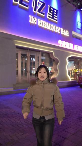 在郑州,找到了一家可以安放情绪的小酒馆。🎶
“今夜微醺,听记忆里的故事”,
180块就能拥有12瓶百威+3L黄啤+小食的快乐,
驻唱歌手的歌声裹着酒香,
适合和朋友小聚,也适合一个人放空。
📍地址:记忆里民谣酒馆
#酒吧#民谣酒馆#啤酒#精酿#郑东万象城