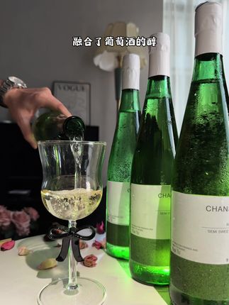 法国赛木图雷司令也太鲜甜了吧!浓郁的苹果菠萝清香融合了葡萄酒的醇,冰镇后的沙沙感,是一个清甜爆汁的感受!雷司令全汁酿造,配料干干净净,11度微醺刚刚好,第二支只要一元!#微醺时刻 #酒蒙子的日常 #雷司令葡萄酒 #半甜白葡萄酒 #仙女都在喝什么