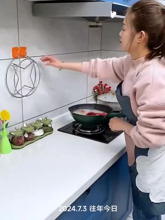 经常做饭的姐妹,中途锅没地方放怕烫坏台面,这个不锈钢锅架小巧轻便,大小锅都可以放,还可以当蒸架不用了挂起来,#方便实用不占空间 #实用好物 #不锈钢锅架 @DOU+小助手 @巨量千川