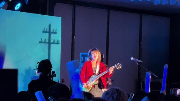 #东方甄选 #东方甄选年会 #演唱 #歌曲演唱 @东方七七 @东方甄选 超爱超爱,舞台太帅啦,加油加油哦👏