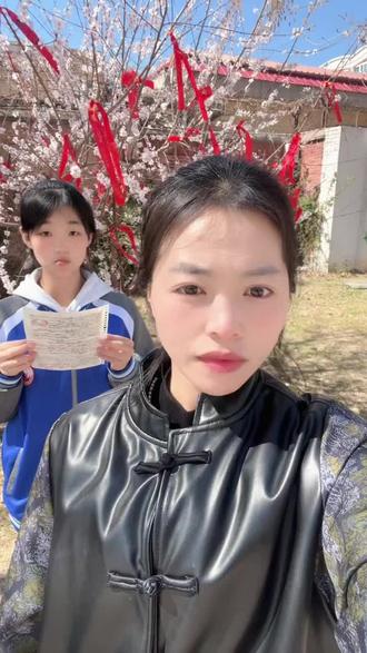 #给我炸刺 #体育课 #课间娱乐 #高中
带着我老爱徒浅浅模仿一下~@杜乐
(纯属娱乐,纯属娱乐,平时真不这样,真的😂)