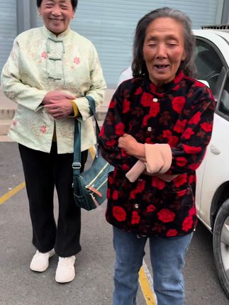 三个老妈妈穿上蒙古服了,大娘穿着还怪好看呢