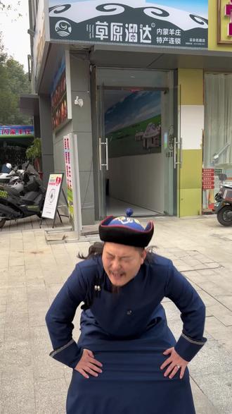 文案内容:吃内蒙古羊肉,沾韭菜花硬气。让一个男科医生给火出圈 快来草原溜达内蒙羊庄吃羊肉吧!别忘蘸韭菜花#草原溜达内蒙羊庄 #内蒙古文旅 #内蒙古自治区农牧厅 #火锅 #手把肉 @内蒙古文旅 @内蒙古自治区农牧厅 @恩克