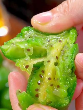 这个长得像枣子一样的猕猴桃你们吃过吗?它就是来自丹东的软枣猕猴桃,口感特别的好,而且一年就只能吃这一季,它的果肉是那种沙沙糯糯的感觉,一口下去满满的维c