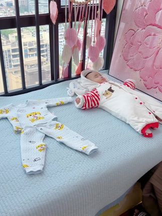 不要再给宝宝穿的里三层外三层了,宝宝活动起来比较累,穿一件夹棉的秋衣套装,再套件外套,宝宝既舒适又保暖 #宝宝衣服 #母婴