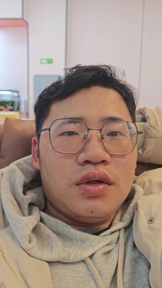 上午32.6的银条我已经觉得溢价很高了,下午看到+4+6卖的大把人,定的金条本来正常大盘+10的,现在料商那就+10了,大家这是把黄金白银当年货买了啊#白银#黄金#黄金回收