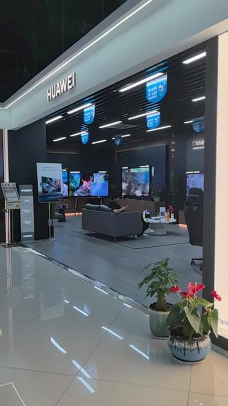 华为智慧屏 S6 Pro:重新定义家庭智慧体验
三大核心技术,六大旗舰优势
1. 鸿蒙AI大模型
- 智能中枢:支持剧情/台词/角色模糊搜片(如“驾校教练开赛车”秒推《飞驰人生2》),化身家庭学习助手(解数理化、生成作文框架),无缝联动手机/平板(超级桌面投屏、一碰传4K内容)。
2. Super MiniLED鸿鹄画质
- 视觉天花板:华为自研超感计算,动态范围提升300%,暗场深邃、亮场通透;电影级色准(ΔE<1.5)+AI场景自适应,护眼获TÜV认证,久看不累。
3. 灵犀交互革命
- 指哪点哪遥控:虚拟光标操作如手机触屏,支持语音换台(“小艺,调到CCTV5”)、一遥控制电视+机顶盒;超级桌面直连手机应用(大屏刷抖音/玩《原神》),一碰投屏秒级传4K内容。
4. 超薄零贴墙设计
- 美学升级:49mm超薄机身,贴墙仅5mm,99%屏占比无界沉浸;隐藏式走线+动态艺术画框,息屏变壁画,适配家居。
5. 沉浸式音效
- 7引擎5单元:130W峰值功率,低频下潜60Hz,支持Audio Vivid三维音频,虚拟环绕声如临影院。
6. 智慧生活守护
- 全能管家:AI慧眼指导健身、玩体感游戏;儿童模式防沉迷+坐姿提醒,远程协助父母操作;联动HiLink设备,门铃触发监控画面,安全便捷。
总结:三大重新定义
- 交互:遥控变“激光笔”,操作如手机般简单;
- 画质:MiniLED鸿鹄AI明晰控光算法加持,在家享IMAX级体验;
- 场景:从电视到家庭中心,娱乐、教育、智能控制一体。
选购推荐:98英寸版极致沉浸,65英寸版4xxx元起,性价比首选。#家电补贴券 #智慧屏 #华为智慧屏100种玩法。#国补保价