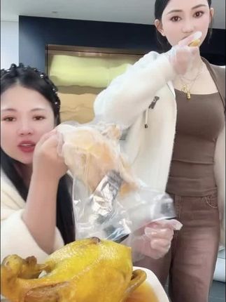 五指毛桃盐焗鸡真的太香了,皮脆肉香,很有嚼劲,老人小孩都爱吃!#盐焗鸡 #好吃到停不下来#吃货必备 #笑笑姐 #好吃到停不下来