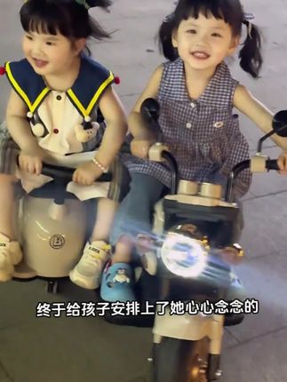 孩子一直想要的#电动摩托车 爸爸终于安排上了,颜值性能都很高,遥控自驾双模式,还是这种带边斗的款式,家里有娃的快安排#儿童摩托车 #宝宝爱玩 #童车 #礼物