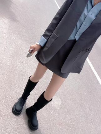 衣柜里的衣服70%是不怎么穿的,手机里的功能70%是用不上的,微信里的好友70%是不联系的,人这辈子赚的呢,70%不是花给自己的,所以呀人生不要太用力,也别太在意,守好自己的30%就好了