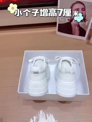 厚底小白鞋女 这双厚底小白鞋女真的太百搭了!😍鞋底增高设计,瞬间拉长腿部线条,透气网布让脚感超舒适,日常出街必备单品!#百搭小白鞋#休闲鞋 #运动鞋 #休闲运动板鞋
