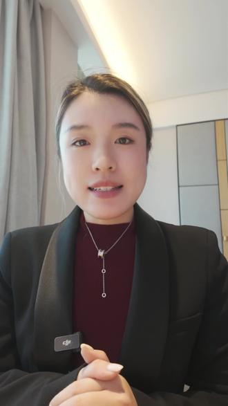 今天打开手机,满屏都是“女神节快乐”“女王节快乐”“清空购物车”。
但我想说:3月8日,是三八国际劳动妇女节。
“妇女”从来不是一个贬义词。14周岁以上的女性,都是妇女。而这个节日的诞生,是为了纪念100多年前那些走上街头、争取平等权利的女性——她们要求缩短工时、提高工资、获得选举权。
从1908年纽约女工的游行,到1924年何香凝在广州组织国内第一次公开纪念活动,再到申纪兰争取“同工同酬”、蒋胜男为妇女权益发声……一代又一代女性用抗争,换来了我们今天习以为常的“理所当然”。
所以今天,我不想被叫“女神”“女王”。
我是妇女。我为此骄傲。
#三八妇女节 #君庭中餐厅 #女性力量 #企二代 #致敬女性