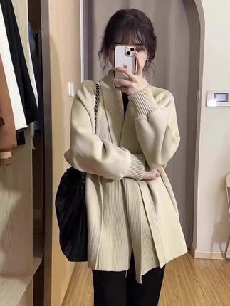 #黑色毛衣 #针织 #穿搭展示 #秋冬穿搭技巧 @抖音小助手