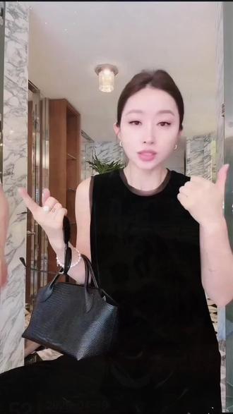 杨圣坤夏季100%桑蚕丝后背开叉蕾丝圆领无袖丝绒背心 黑丝绒无袖背心,桑蚕丝内里,后背蕾丝开叉,简约高级感拉满~ #丝绒背心 #桑蚕丝上衣 #无袖外搭 #高级感穿搭 #夏季穿搭