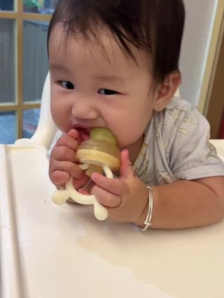 真的有宝宝不喜欢吃水果吗?我家宝宛如饕餮进食🤣#咬咬乐 #宝宝吃水果 #宝宝吃水果神器 #自主进食的宝宝 #这是我家的小可爱呀