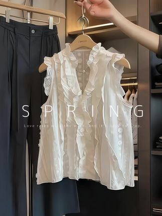 宝子们!2025 夏季新款法式 V 领荷叶边衬衫,甜美又气质,显瘦超有设计感~ #暑假出游穿搭 #跟着Jennie学穿搭 #夏日不费力一周穿搭合集 #微胖旅游出片穿搭 #普通人的穿搭心得