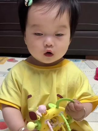 如果你家宝宝也喜欢拽数据线乱啃咬,一定要安排这个抽抽乐给它玩!它是这种硅胶材质的,很柔软,不用担心会戳到宝宝喉咙,而且还能高温消毒,可以放心让宝宝啃咬。不仅能锻炼宝宝抓握能力,还能练习手指精细动作,宝宝一个人就能玩半天,妥妥的带娃神器!#宝宝玩具 #婴儿玩具 #益智玩具 @DOU+小助手 @DOU+好生意