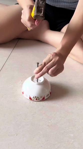 用铁钉可以把陶瓷碗打出一个洞而碗不烂#这就是养花人梦中花花世界#玩游戏送真花@我的花园世界小游戏