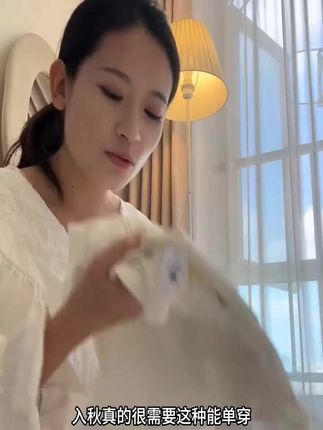 单穿内搭都好看的白色长袖,长短大小都巨合适,直筒版型显瘦显嫩#t恤 #百搭t恤 #单穿内搭都好看@DOU+小助手 @DOU+好生意