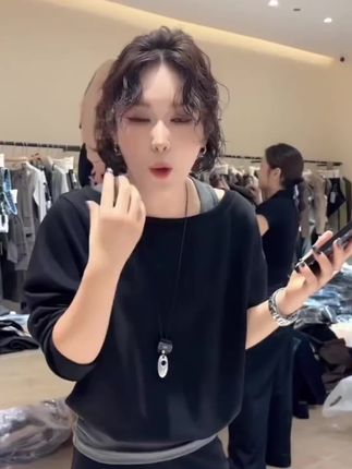 韩系女装设计感黑色假两件斜肩上衣半身长裙宽松显瘦春秋气质套装#套装两件套 #半身长裙 #斜肩上衣 #宽松套装