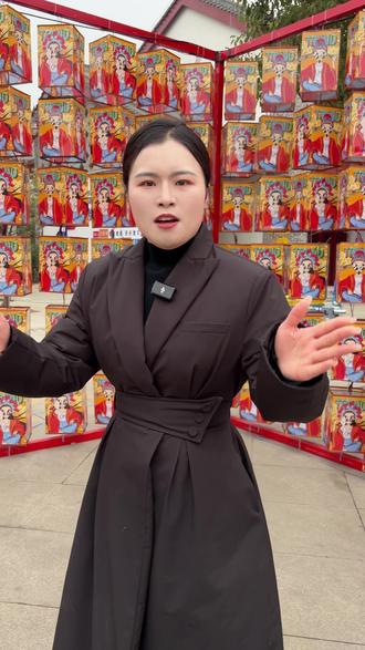 2026年赊店酒乡小镇新春灯会来啦!
2月10日—3月4日,沉浸式年味灯海即将点亮!
16:00起封闭管理,凭票入园。
17:30—23:00亮灯!
记得合理安排时间,共赴一场视觉盛宴!