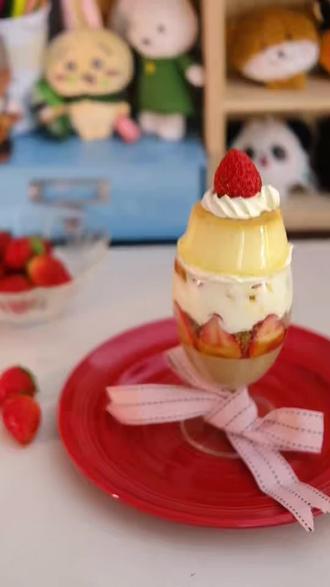 当我成功复刻草莓布丁杯🍓🍮那就把这份可爱甜品画下来!!冬日宅家画画吃甜品、幸福!#冬日治愈 #自制甜品 #焦糖布丁 #画画 #手绘甜品