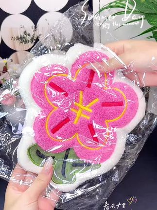 加厚珊瑚绒材质如花瓣般柔软,吸水瞬间包裹指尖,告别潮湿黏腻。刺绣小花立体绽放,每次擦手都像被春天轻轻吻过,可悬挂设计不占空间,速干特性避免发霉滋生。厨房油渍一擦即净,浴室雾气中也能保持清新,让家务时光多一份治愈感#好物推荐🔥 #值得购买的好物