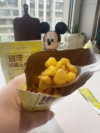 彩虹从小就爱吃的蜕皮玉米粒,平常单独吃,或者烙个小饼啥的我都会给她放点,配料简单,味道也不错哦!#脱皮玉米粒 #懒人美食 #3分钟营养早餐挑战