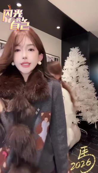 GUIDI GUDI【小熊日记】秋冬氛围感宽松休闲开衫外套 救命啊姐妹们,我都不敢想我身上这件开衫有多可爱!它是这种灰色,特别温柔显白,还搭配了可爱的小熊图案,面料软乎乎的,上身很舒服。宽松版型遮肉又显瘦,搭配小白裙,韩系又温柔,日常搭配裤子也很绝,真的好好看啊!这个颜色真的巨显白,喜欢的姐妹闭眼入!#内心充满期待 #做自信勇敢的自己 #可爱内搭 #小熊图案 #毛衣开衫