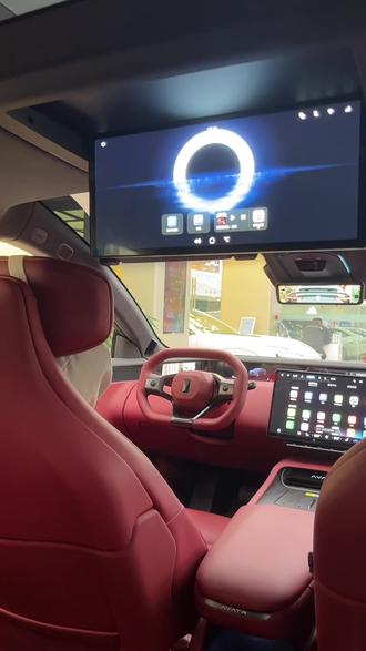 先上干货!2个超实用隐藏功能,90%车主没发现👇
✅ 四激光雷达场景联动:长按方向盘键5秒,激光雷达进入精准扫描模式,雨夜/雾天泊车识别率直接拉满,窄路会车还能提前预警障碍物
✅ 座舱速启:长按车钥匙锁车键3秒,四激光雷达+座舱系统同步休眠,再按解锁键1秒唤醒,比普通版本快一倍
😜 说几个四激光版车主才懂的快乐瞬间:
▪️ 在高速喊“小塔变道”,激光雷达精准扫盲区,变道丝滑到同行朋友直呼离谱
▪️ 哑光黑车身配激光雷达透光罩,拍照自带科技感,车友群晒图被追着问配置
▪️ 城市NCA覆盖超广,早晚高峰解放双手,通勤路上能多刷半小时剧