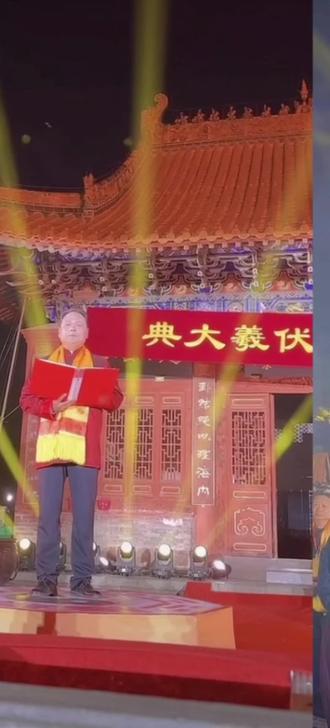 淮阳太昊陵庙会二月二龙抬头的日子正式开始,献花篮,烧第一柱高香,愿风调雨顺,国泰民安#乡愁记忆#记录庙会的热闹场景 #太昊陵庙会#虎里虎涂#传统文化