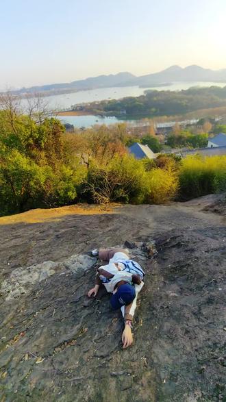 宝石山小马线保姆级攻略
12公里就可以解锁最可爱的宝石山小
马,你不心动吗?
难度:二星⭐星
趣味:四星⭐⭐⭐⭐
出行:五星⭐⭐⭐⭐⭐
参考轨迹:两步路搜索宝石山胖马
起末点:都是黄龙洞地铁口,出行友好极啦
快叫上朋友一起看看不一样的宝石山吧
#户外徒步
#宝石山
#西湖
#记录身边美景
#游山玩水看风景