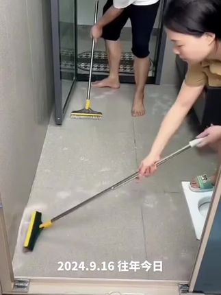 卫生间地板刷地缝刷浴室边边角角不好打扫的,大号长柄地缝清洁刷,地板刷厕所刷卫生间缝隙刷地刷子硬毛浴室清洁刷地缝刷洗地刷,用它来给家里刷刷地板,缝隙,边边角角就太方便了, #家居清洁好物 #卫生间清洁技巧 #浴室神器推荐 #缝隙清洁小帮手#清洁神器