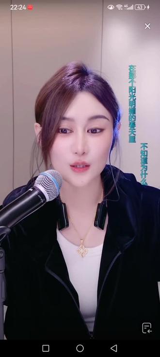 飞仔今晚没开播?韩策策心里想念飞仔,给飞仔送了一首歌