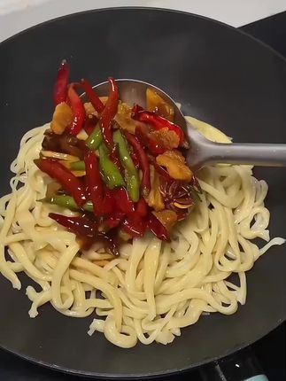 #创作灵感 新疆纯手拉条子!劲道香浓,速煮配菜超满足!#新疆拉条子 #太好吃了 #手工美食 #家常美食
