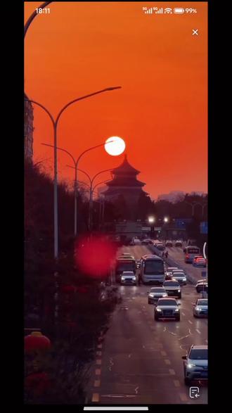 2026年3月19日北京天坛祈年殿出现悬日景观(金乌入殿)
“金乌入殿”这一表述并非直接出自某个广为人知的古代文献或神话故事,而是融合了金乌这一神话元素与现代语境所形成的一种表达。下面是对“金乌入殿”的详细解读:
金乌:在中国古代神话中,是太阳的象征,通常被描绘成一只黑色的三足乌鸦,蹲在红日中央,周围金光闪烁。它代表着光明、力量、天道秩序以及祥瑞与庇佑。在古代,金乌的形象被广泛应用于文学、艺术等领域,成为表达光明、希望和生命力的重要意象。
入殿:通常指进入宫殿或殿堂。在古代,宫殿是皇权与尊贵的象征,进入宫殿往往意味着受到皇家的重视或邀请。因此,“入殿”一词在这里具有一种庄重、尊贵的意味。
金乌入殿可以理解为:
象征光明与力量的降临:金乌作为太阳的象征,代表着光明和力量。因此,“金乌入殿”可以寓意着光明与力量的降临,为某个场所或事件带来崇高的象征意义。
祥瑞之兆:在古代,金乌被视为吉祥的象征。因此,“金乌入殿”也可以被解读为一种祥瑞之兆,预示着好运或繁荣的到来。
尊贵与庄重的象征:由于“入殿”一词具有庄重、尊贵的意味,因此“金乌入殿”也可以被看作是一种尊贵与庄重的象征,用于形容某个重要场合或事件的隆重与神圣。
现代应用
在现代语境中,“金乌入殿”这一表述可能被用于各种场合,如文学创作、艺术表现、广告宣传等。它以其独特的象征意义和文化内涵,成为表达光明、希望、尊贵与庄重等情感的重要意象。
所以,“金乌入殿”并非是一个具体的神话故事或历史事件,而是一个融合了金乌神话元素与现代语境所形成的表达。它寓意着光明与力量的降临、祥瑞之兆以及尊贵与庄重的象征。