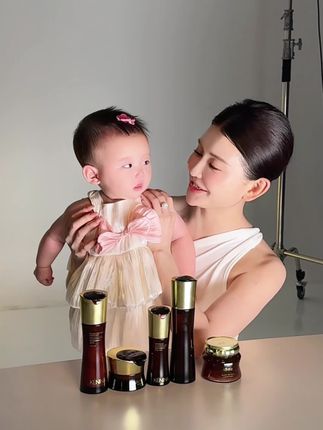 英子自用7年的美白淡斑水乳套装,现在活动价198到手5件套,后期恢复238的价格! #美白淡斑 #美白水乳 #神大英子 #珂尼娜品牌 #美白淡斑提亮肤色