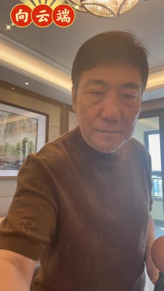 《向云端》主要表达了治愈焦虑、自我接纳与向往美好的情感。这首歌由海洋 Bo 创作、黄绮珊(小霞)演唱,被誉为都市人的“情绪港湾”。用葫芦丝演奏该曲更加婉转细腻,旋律用了一遍又一遍的发问乐句,人生该走向哪里?该曲在承认迷茫与脆弱的前提下,教人回归自我、从小事做起、主动选择,最终实现内心治愈与成长。葫芦丝演奏赤峰祥乐葫芦丝电吹管乐团尹玉祥。