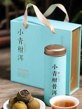 小青柑普洱茶,是一场奇妙的搭配。 小巧的小青柑,宛如绿色的小灯笼,柑皮紧致,散发着清新的果香。将其投入茶壶,与普洱茶相遇。 沸水注入,柑香与茶香瞬间被激发。柑皮在水中缓缓舒展,普洱茶也释放出深沉韵味。二者香气交织,清新果香中透着醇厚茶香,似把人带到了柑林与茶山并存之地。 茶汤红浓透亮,轻啜一口,口感丰富。柑香的清新在舌尖跳跃,普洱茶的醇厚在舌根沉淀。每一口都充满惊喜,仿佛在柑与茶的世界中穿梭,感受着自然融合的美妙。#小青柑普洱茶 #好茶分享 #喜欢喝茶的朋友关注我