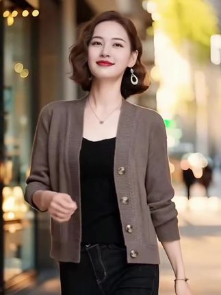 妈妈们看过来!鄂尔多斯市高品质羊绒开衫上线啦~ 秋季必备韩版设计,上身也太显气质了吧! 羊毛毛衣外套柔软亲肤,百搭又保暖 不管通勤还是休闲穿都好看,轻松穿出温柔感~ #秋季穿搭#妈妈装 #羊毛外套 #气质女神#无限回购的宝藏单品