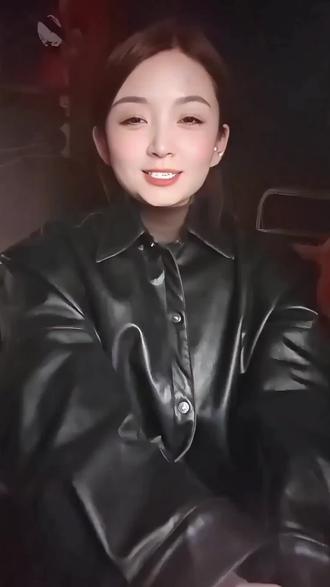 给你的情人看一段感动到哭的话:今生我不小心爱上了你,让我每天都在思念你,满脑子都是你的身影,一段晚来的情,一份迟来的爱,虽然我们相遇的很晚,但是余生有你在我身边就是幸福,这辈子遇见你真是不容易,每天都想和你说说话,谈谈心,就是我最大的快乐,遇见你是天意,拥有才是幸运,幸运的是让我遇见了你,幸福的是让我爱上了你。#情人节 #对情人怎么说暖心话 #情感共鸣 #男女情感