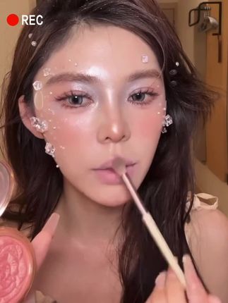 好看的妆容必备一个减龄感的高光 #专业化妆师#新娘#高光#化妆造型分享#腮红打法
